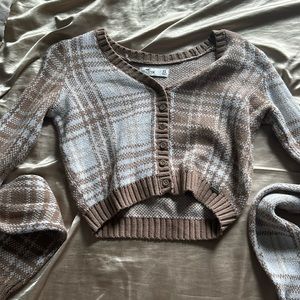 Crop top. Knitted button up.